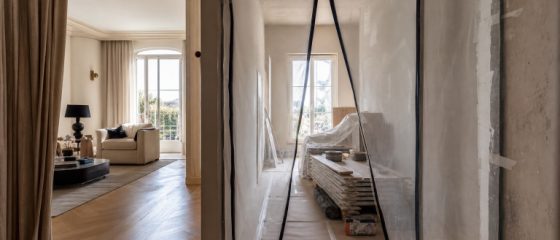 Pièce habitée séparée d’une zone de rénovation par une cloison antipoussière transparente et un sol protégé
